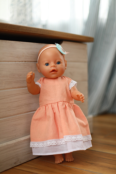 Кукольное платье персикового цвета с коротким рукавом